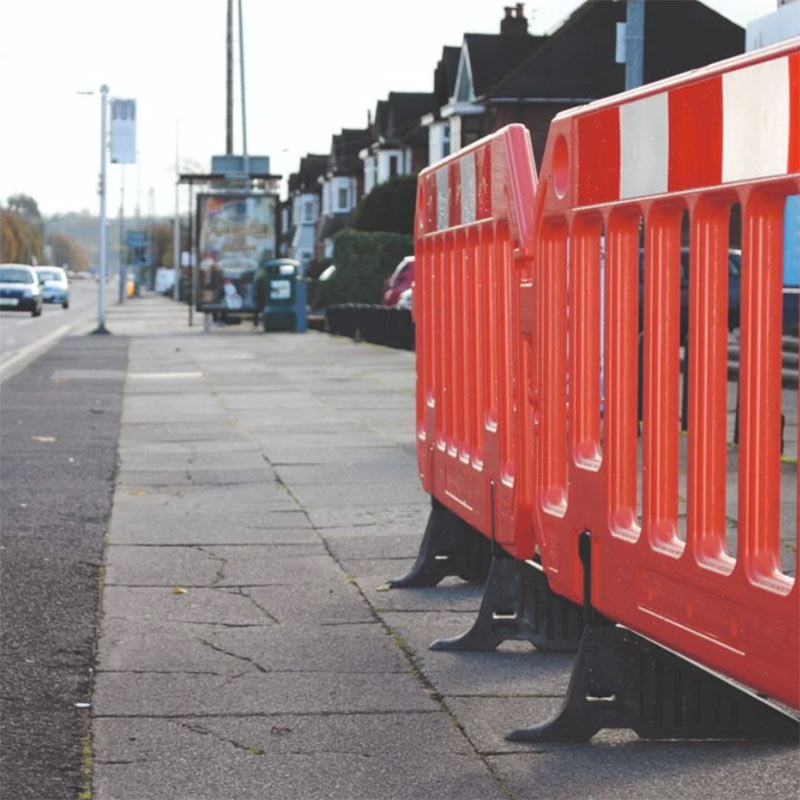 Traffic-line works barrier with reflective strips