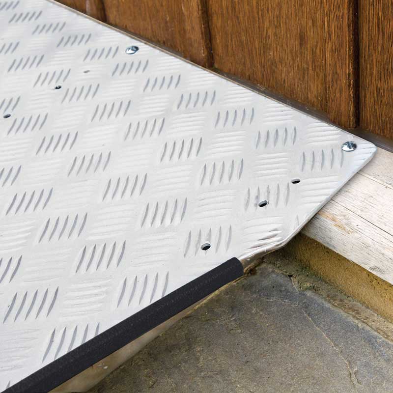 Detail of fixing ramp to door hinge