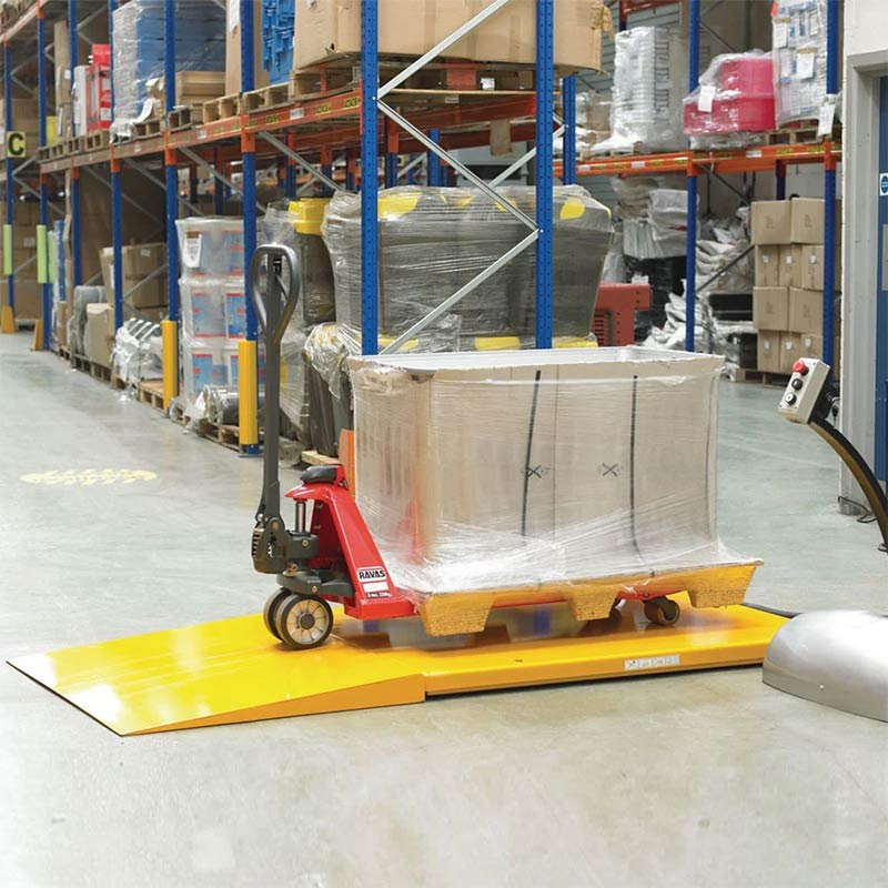 Low profile scissor lift with loading ramp