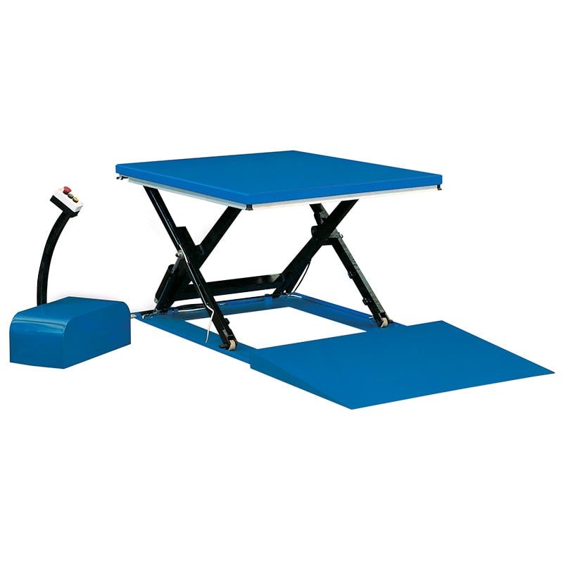 Low profile scissor table with ramp