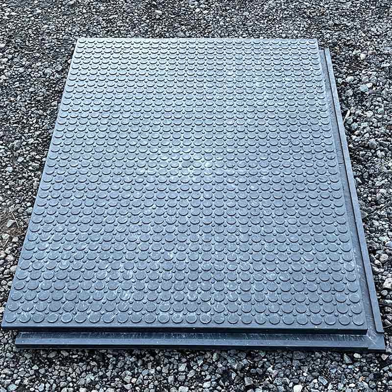 Rubber groundsafe interconnecting trak mat