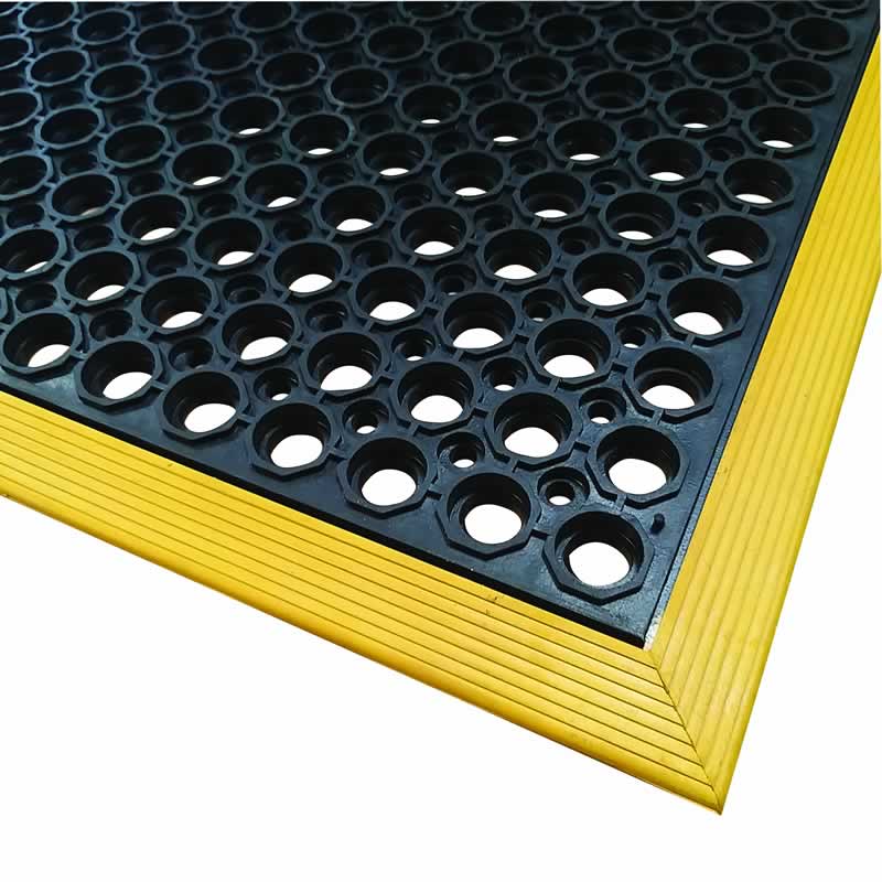 Workstation safety mat with bevelled yellow edging